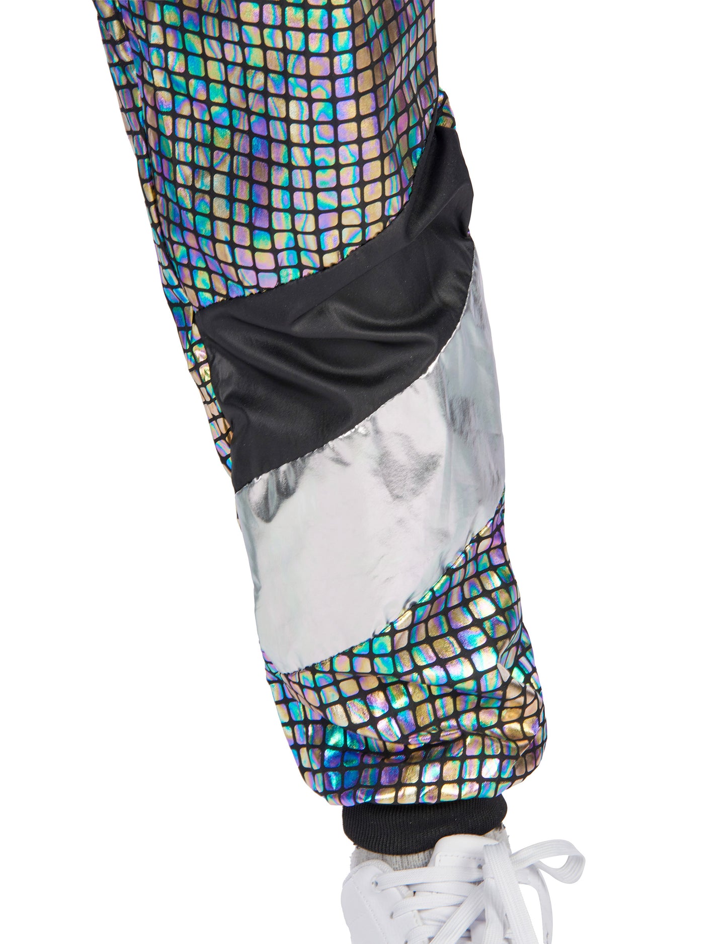 Gros plan sur le bas du pantalon du déguisement jogging disco années 80 adolescent