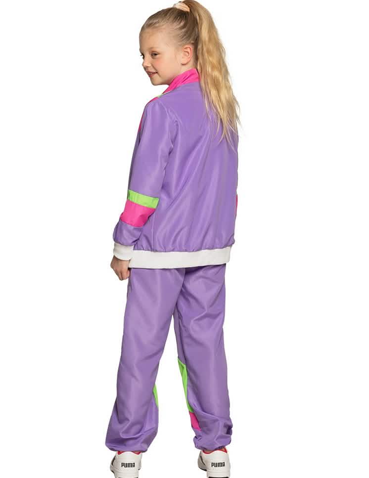 Vedere din trei sferturi din spate a costumului de jogging retro pentru copil