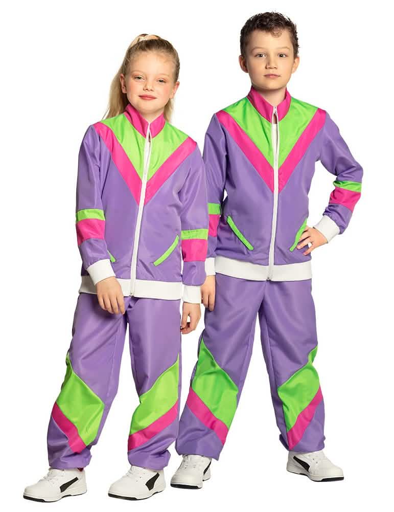 Vedere din față asupra a doi copii în costum de jogging retro pentru copil