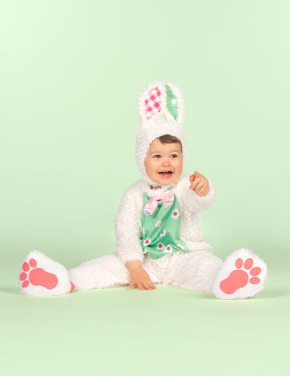 Vue de face du bébé assis du déguisement lapin pour bébé