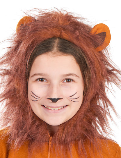 Gros plan sur la crinière et les oreilles du déguisement de lion pour enfant