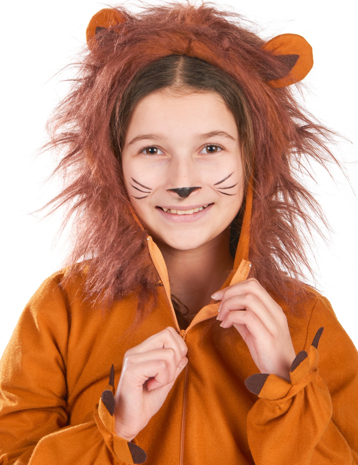 Gros plan sur la capuche et la fermeture du déguisement de lion pour enfant