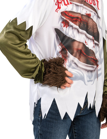 Détail du torse ensanglanté et de la main en fourrure du déguisement de loup-garou pour enfant