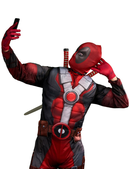 Détail du buste prenant un selfie du déguisement luxe Deadpool 2