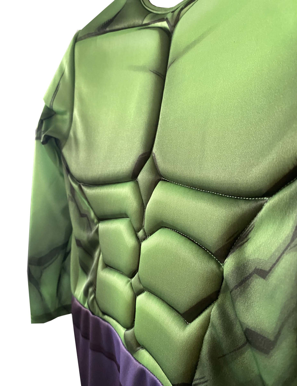 Détail du torse musclé rembourré du déguisement luxe Hulk