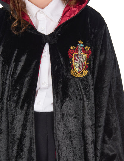 Gros plan sur le blason Gryffindor du déguisement luxe robe Harry Potter pour enfant
