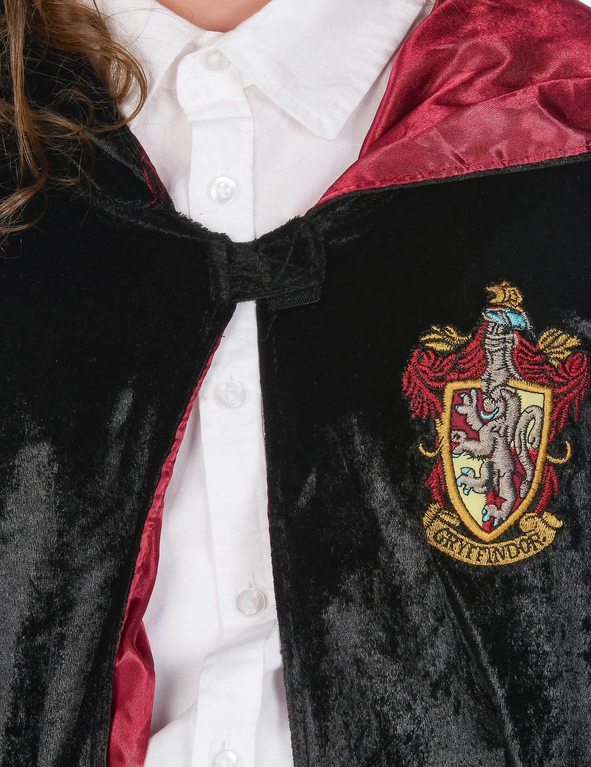 Detaliu al emblemei Gryffondor a costumului lux rochie Harry Potter