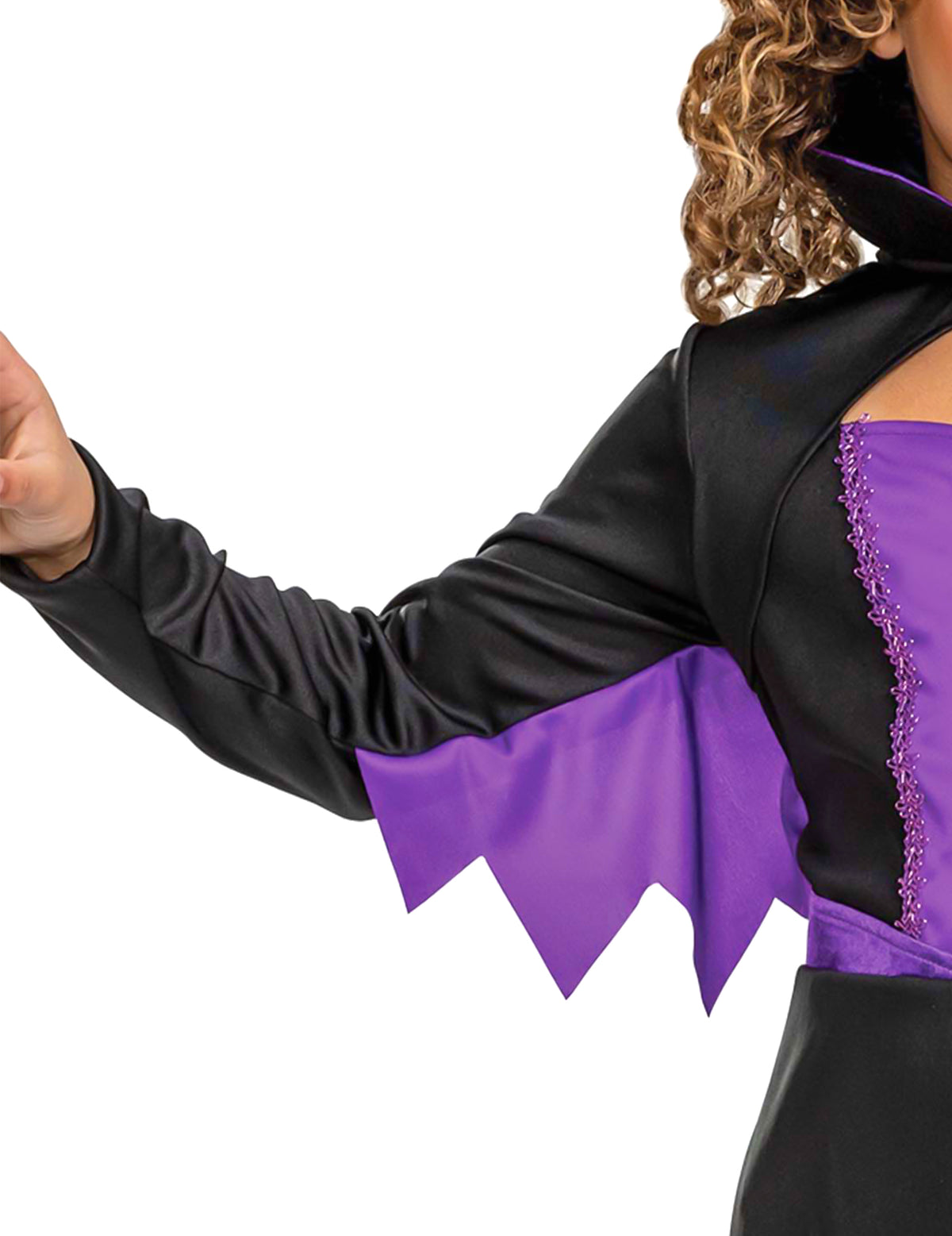 Détail de la manche avec aile violette du déguisement Maléfique™ classique