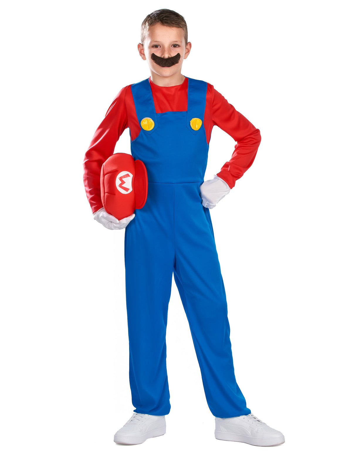 Casquette tenue à la main du déguisement Mario pour enfant