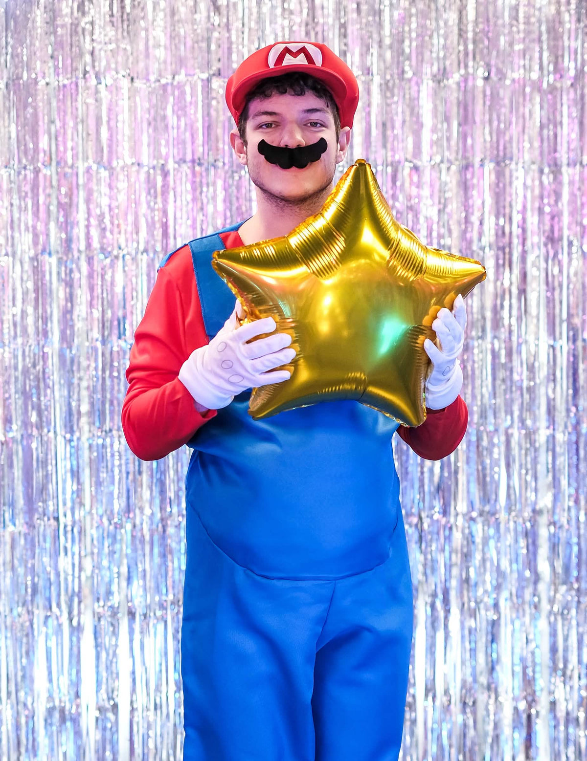 Mise în scenă cu un balon stea aurie din costumul de Mario pentru adult