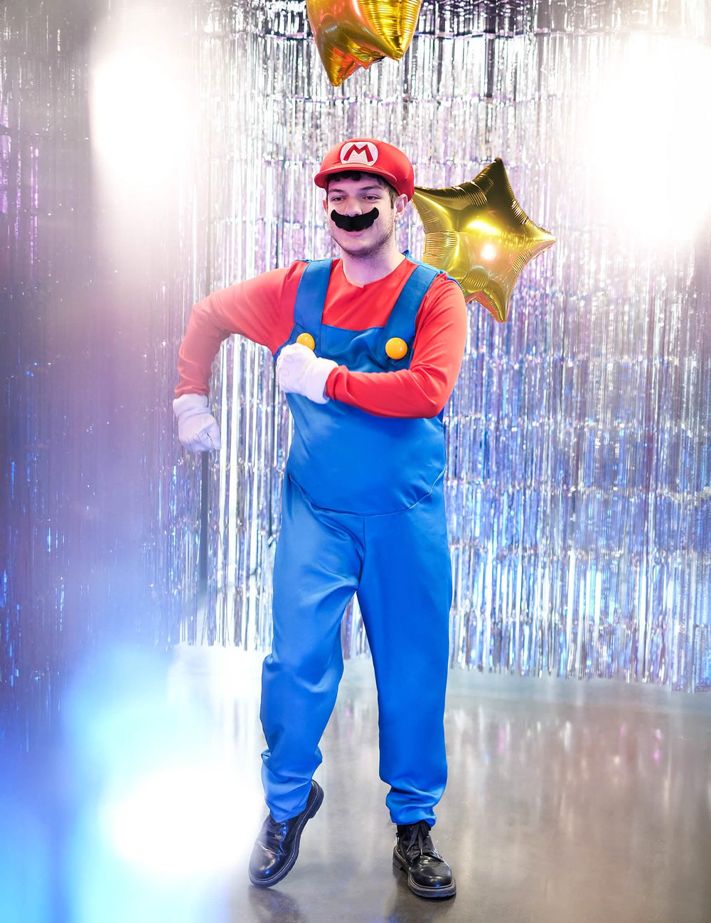 Ambientare festivă cu perdea de petrecere a costumului de Mario pentru adult