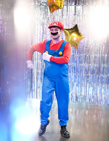 Mise en situation festive avec rideau de fête du déguisement de Mario pour adulte