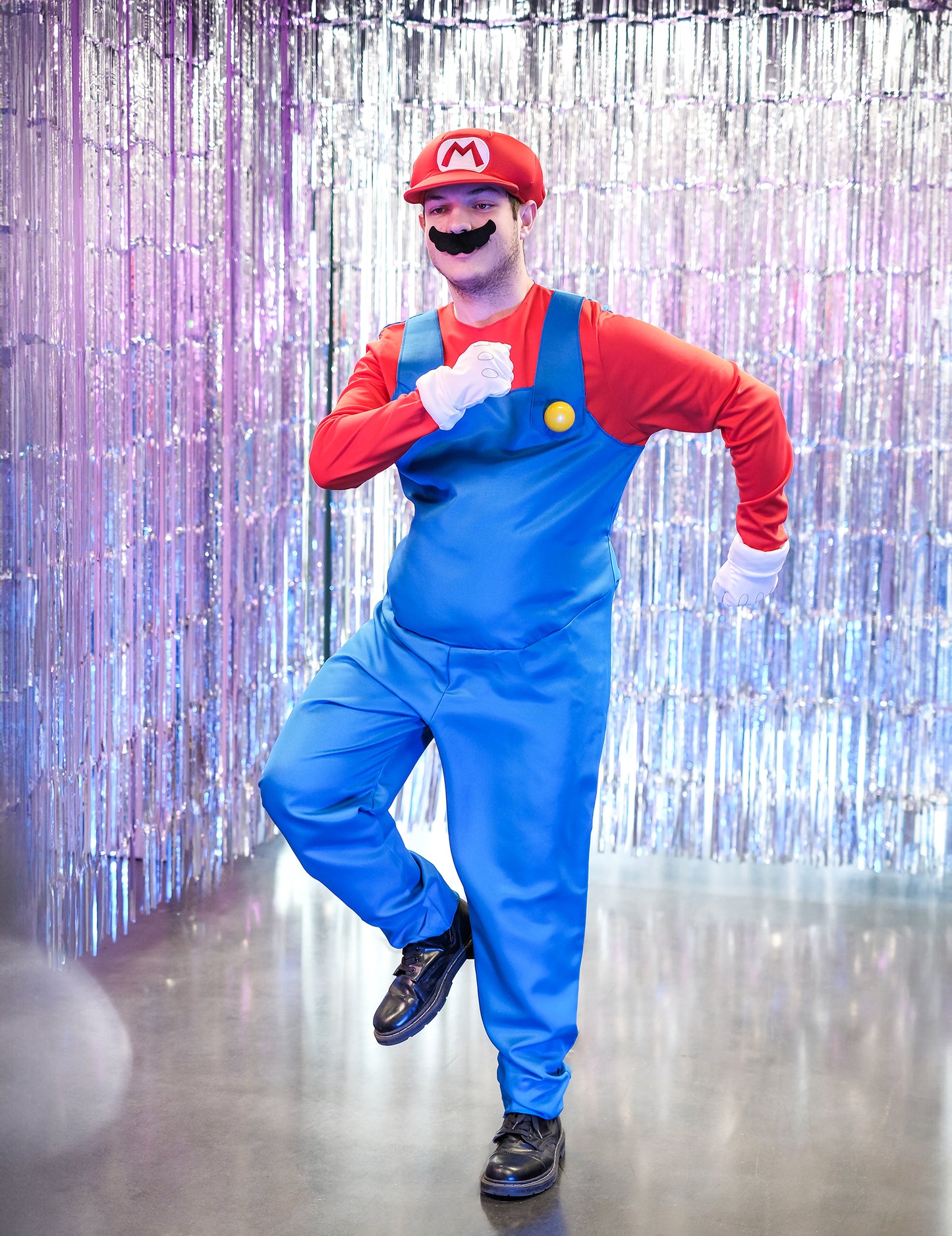 Vedere din față în mișcare a costumului de Mario pentru adult