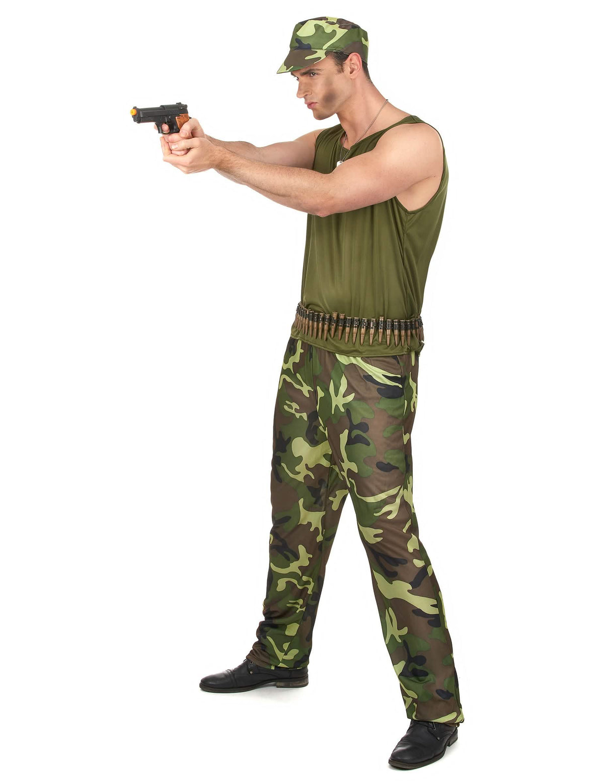 Vedere din profil cu pistolul al costumului militar pentru bărbat