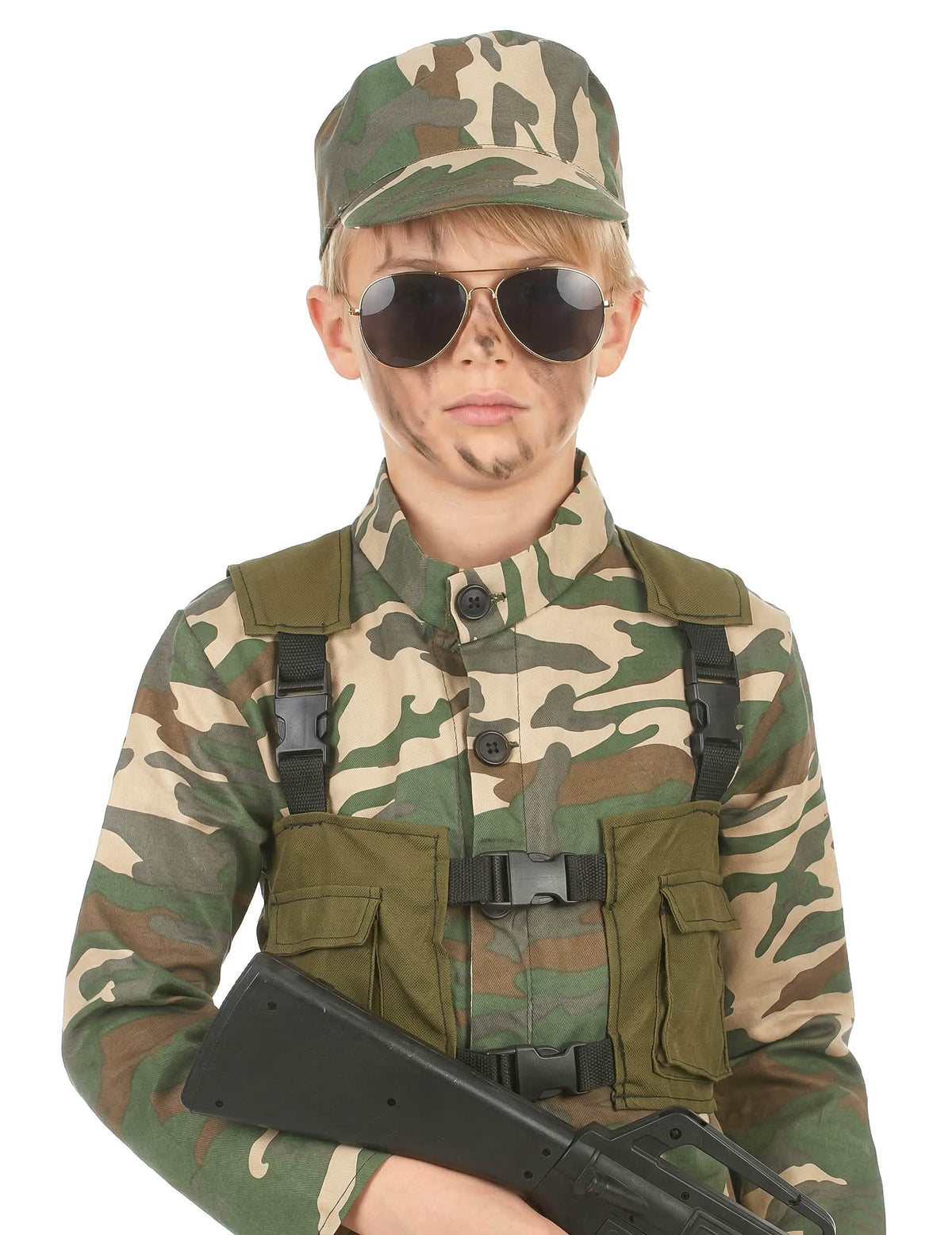 Prim-plan asupra accesoriilor și a părții de sus a costumului militar pentru băiat