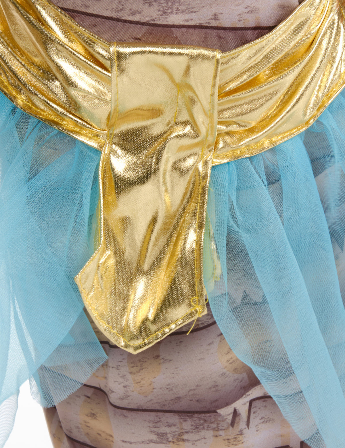 Détail de la ceinture dorée et du tulle bleu du déguisement de momie égyptienne