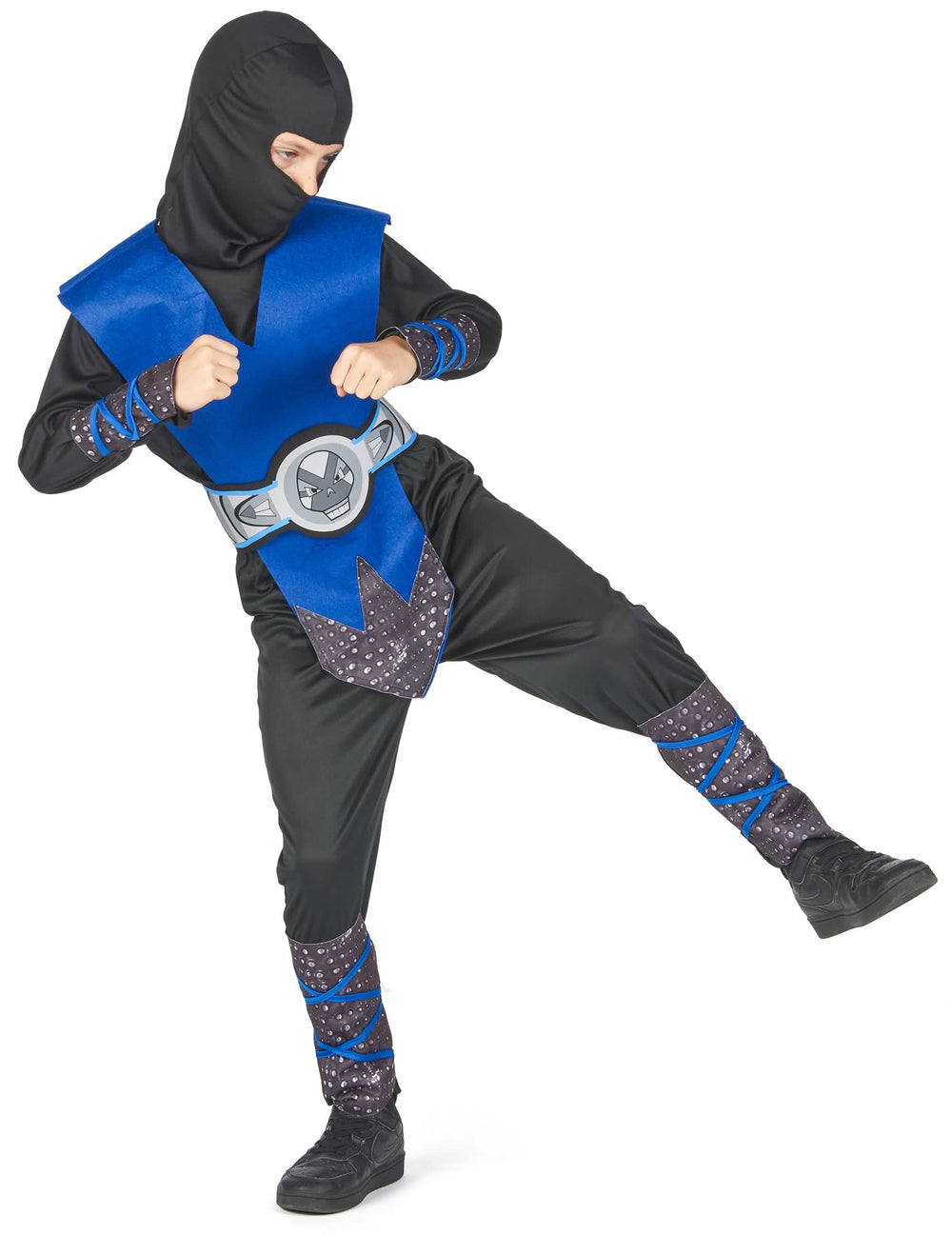 Vedere din profil cu piciorul ridicat a costumului ninja pentru băiat
