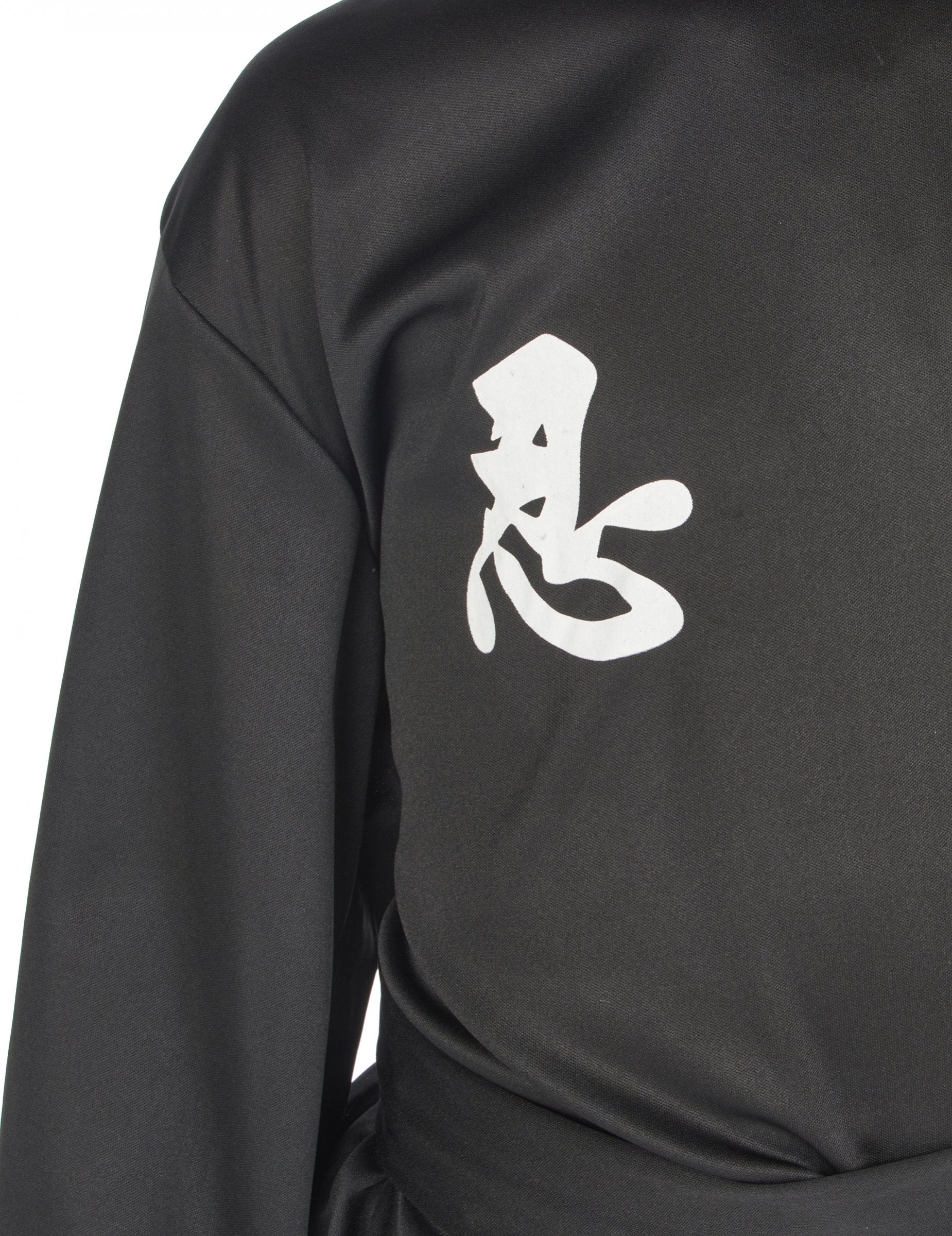 Detaliu al ideogramei albe de pe pieptul costumului ninja commando