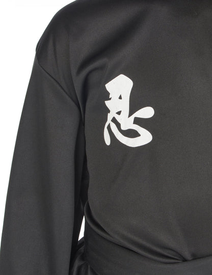 Detaliu al ideogramei albe de pe pieptul costumului ninja commando