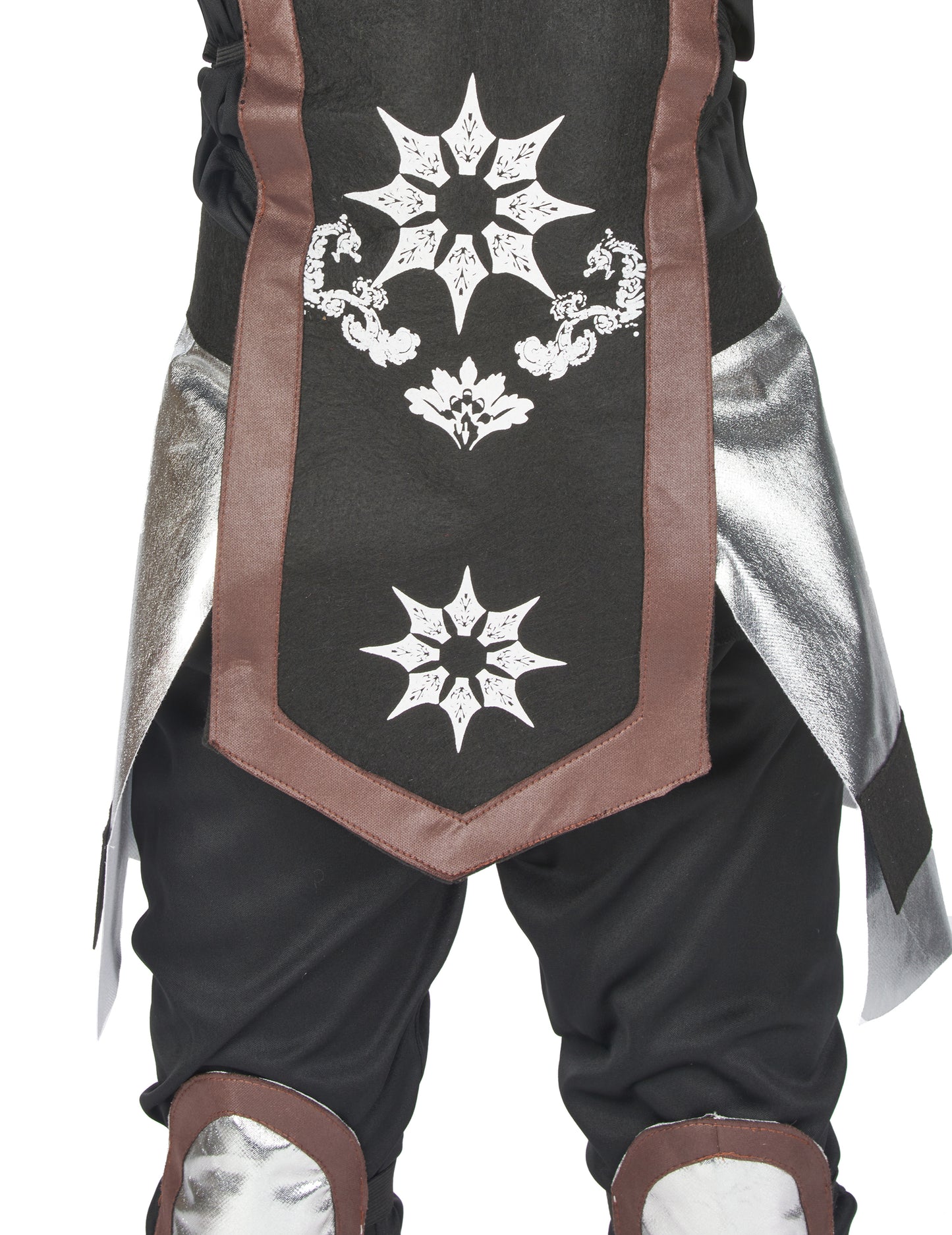 Détail des motifs et des empiècements argentés du déguisement ninja pour garçon