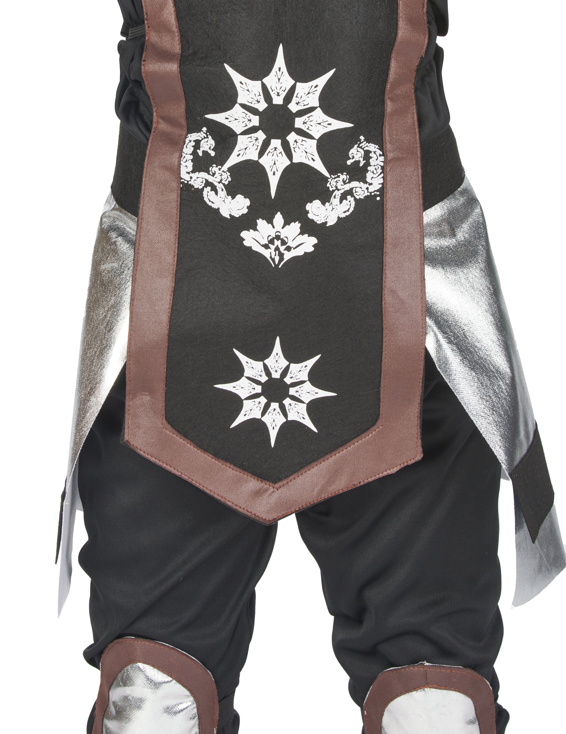 Détail des motifs et des empiècements argentés du déguisement ninja pour garçon