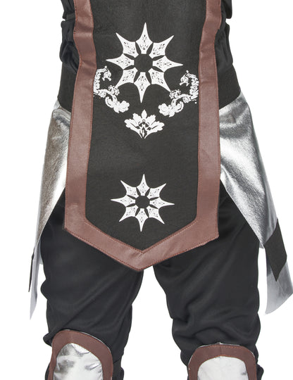 Détail des motifs et des empiècements argentés du déguisement ninja pour garçon