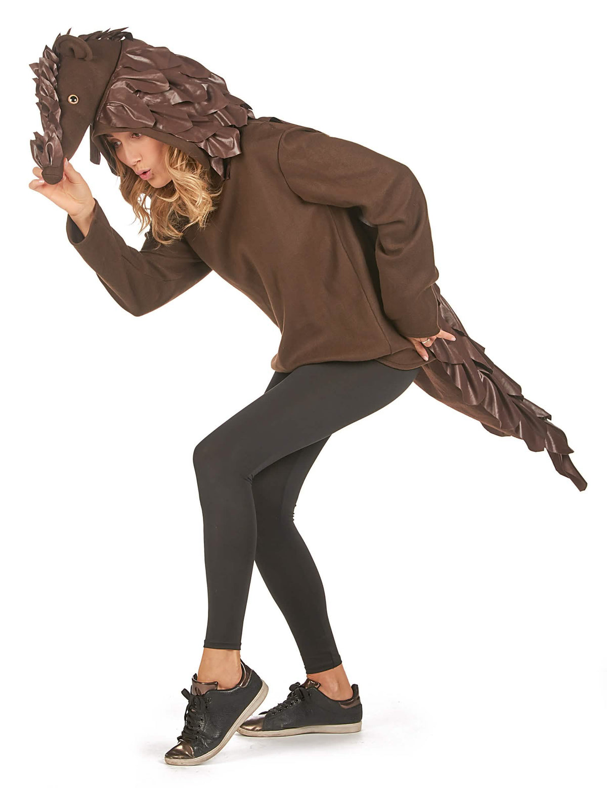 Detaliu al glugii și al cozii costumului de pangolin pentru adult