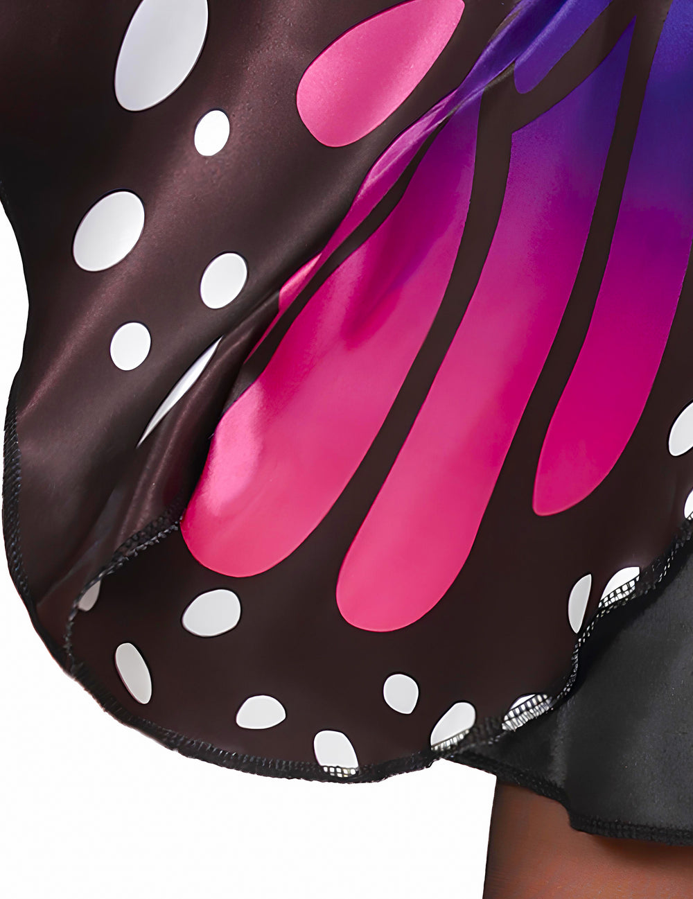 Détail des motifs de l'aile rose et violette à pois blancs du déguisement de papillon