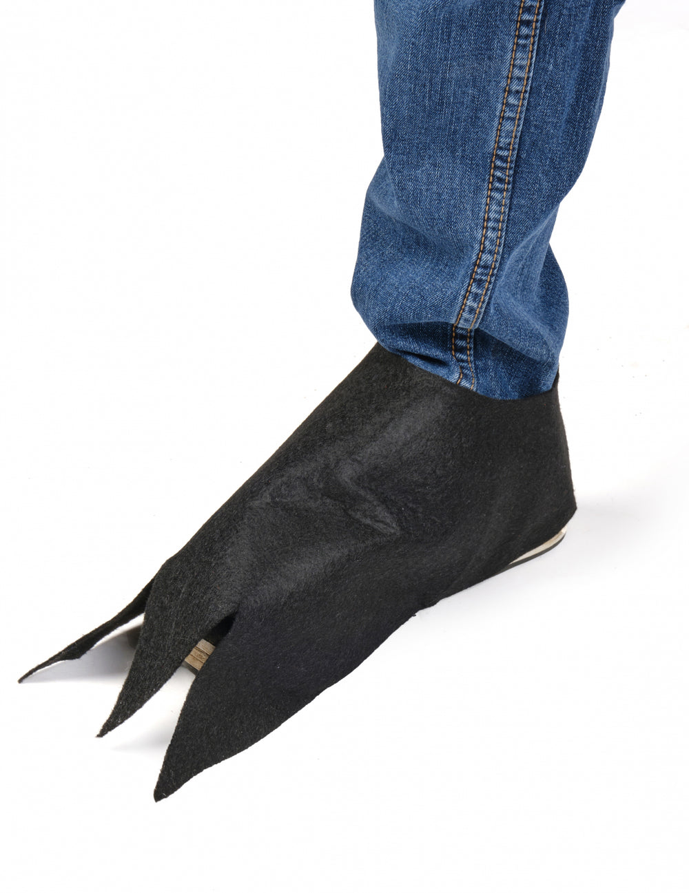 Détail des sur-chaussures noires du déguisement de perroquet