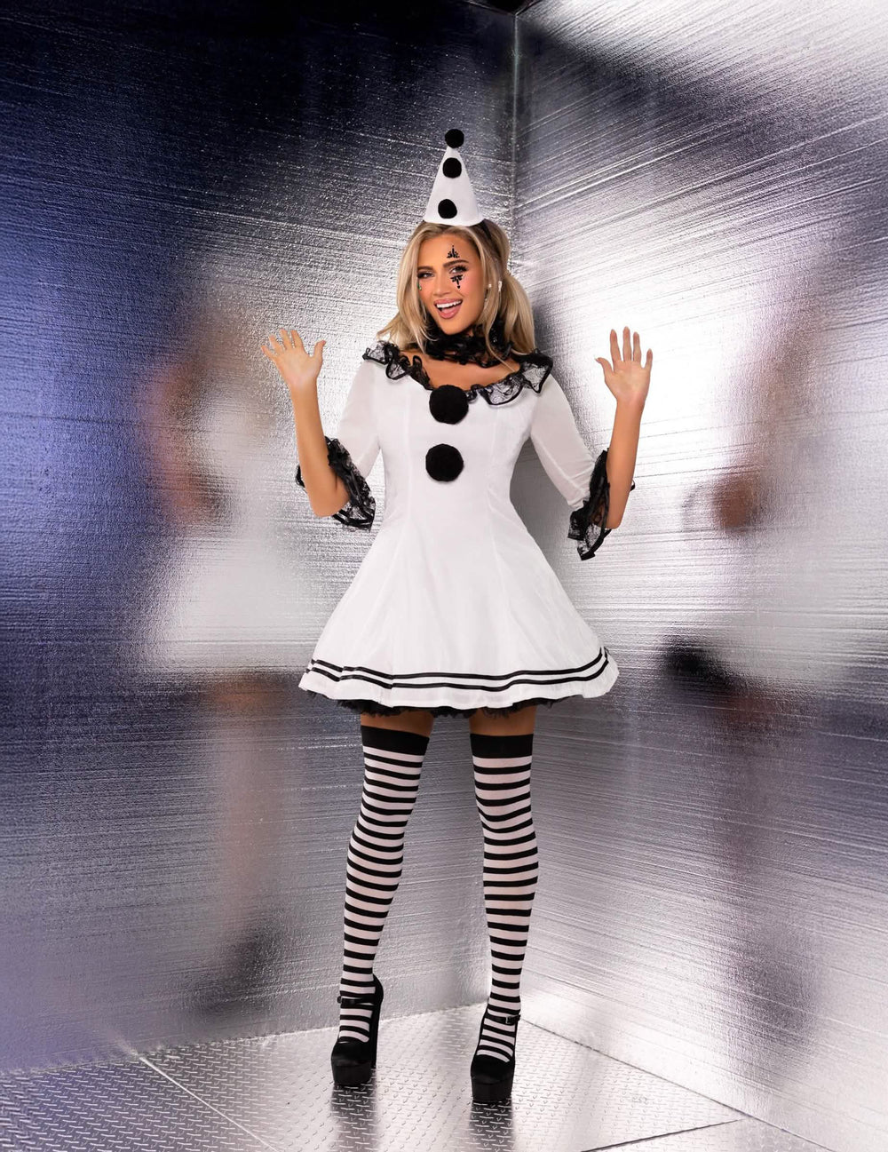 Vedere din față, cu brațele ridicate, a costumului pierrot alb sexy