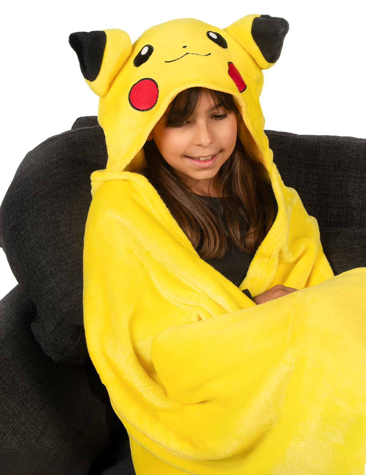 Mise en situation du déguisement plaid polaire à capuche Pikachu Pokémon™