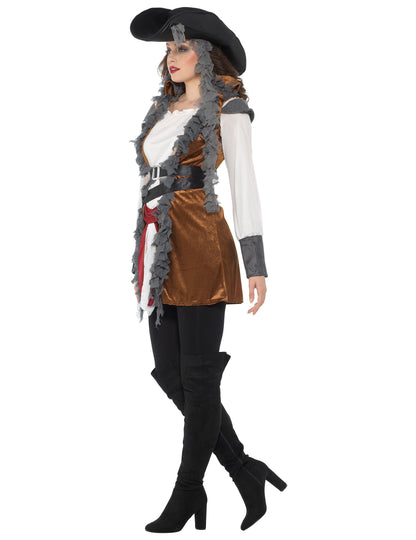 Pirate deghizare cu vesta femeii