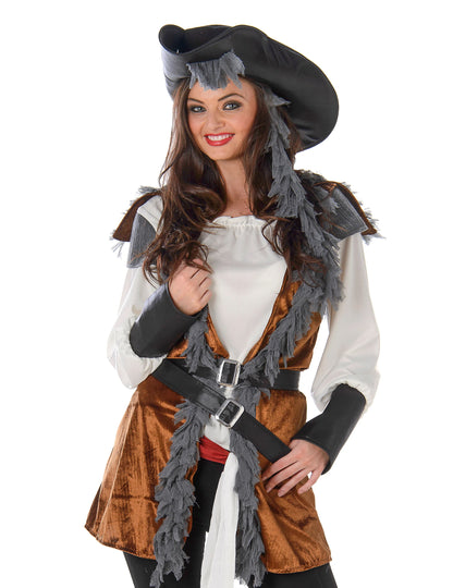 Pirate deghizare cu vesta femeii
