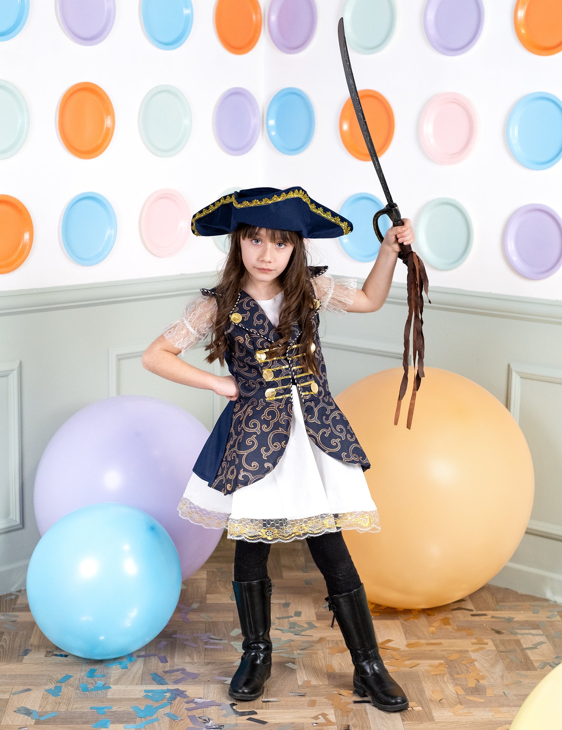 Poză frontală cu sabie din costumul de pirat pentru fetițe