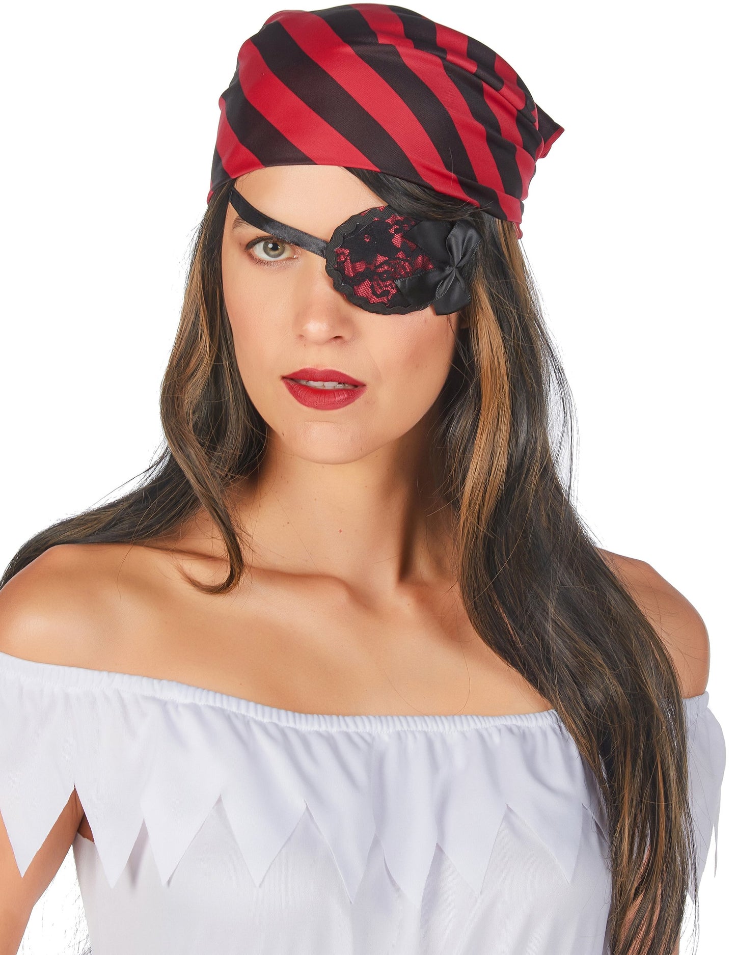 Detaliu al bandanei și al masca-ochiului costumului de pirat cu dantelă