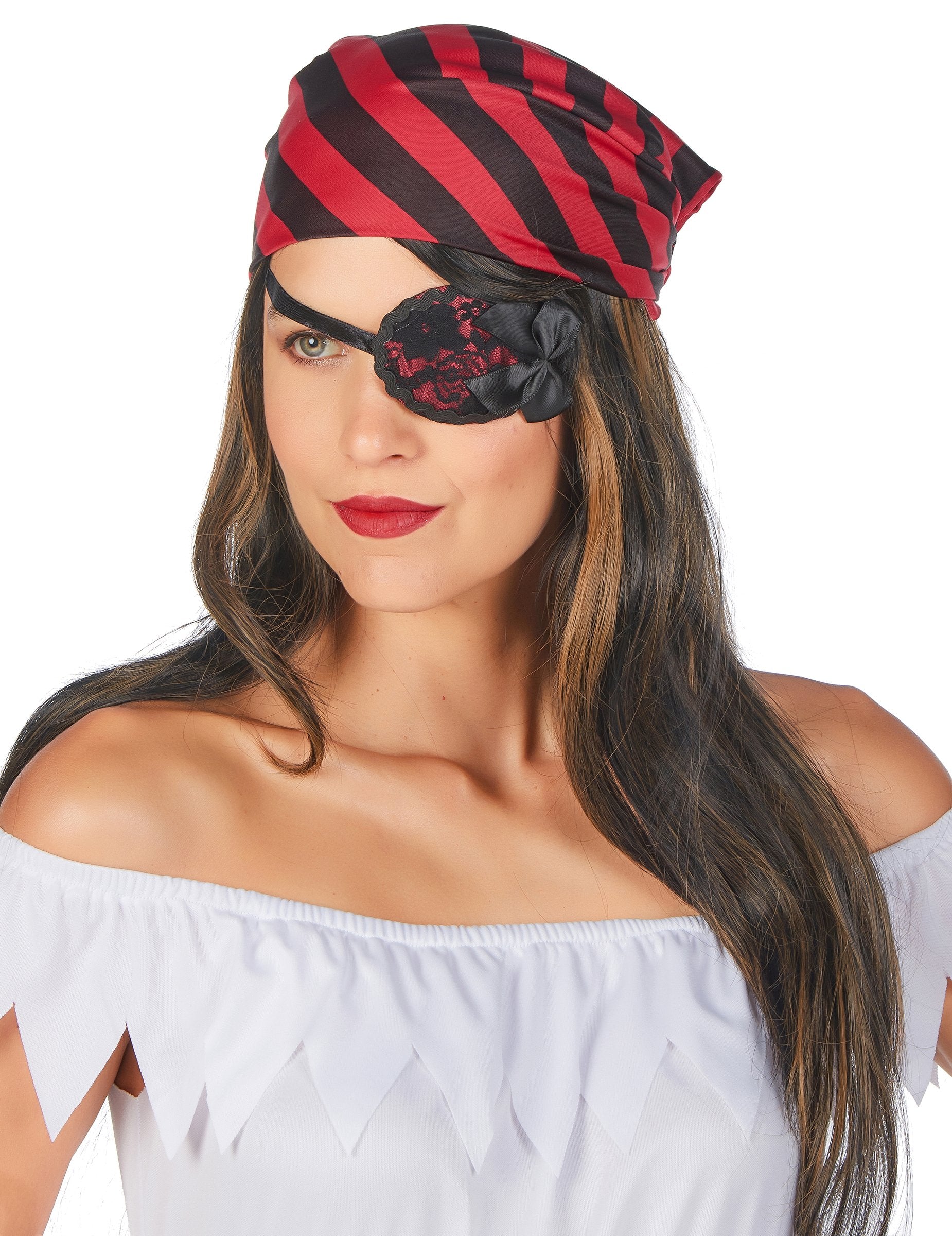 Prim-plan al bandanei și al masca-ochiului costumului de pirat cu dantelă