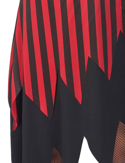 Detaliu al dungilor și al finisajelor cu dantelă ale costumului de pirat cu dantelă pentru femei