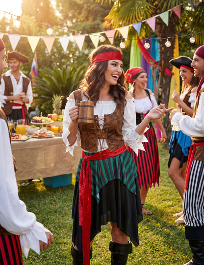 Prezentare în situație cu cană din lemn din costumul de pirat dungat pentru femei