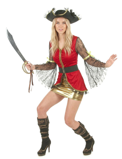 Femeie cu costum de pirați roșii și aurii