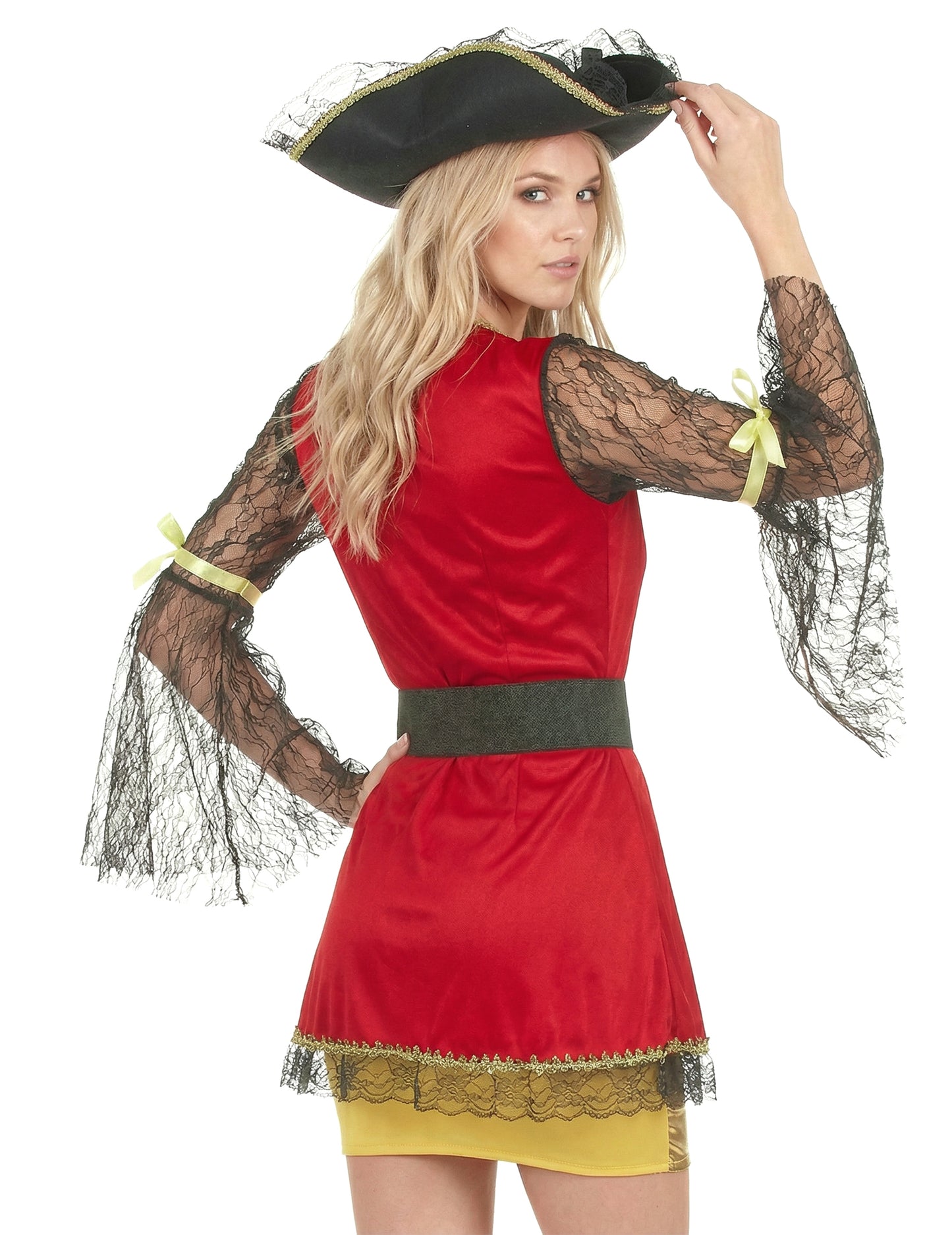 Femeie cu costum de pirați roșii și aurii