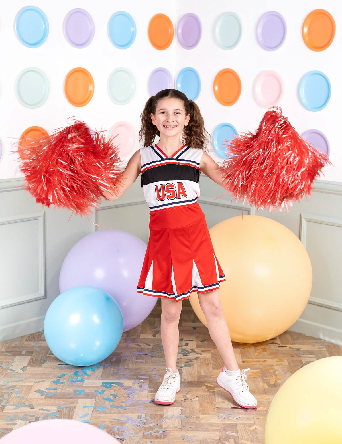 Poziție frontală în picioare cu pampoane a costumului pompom girl sua