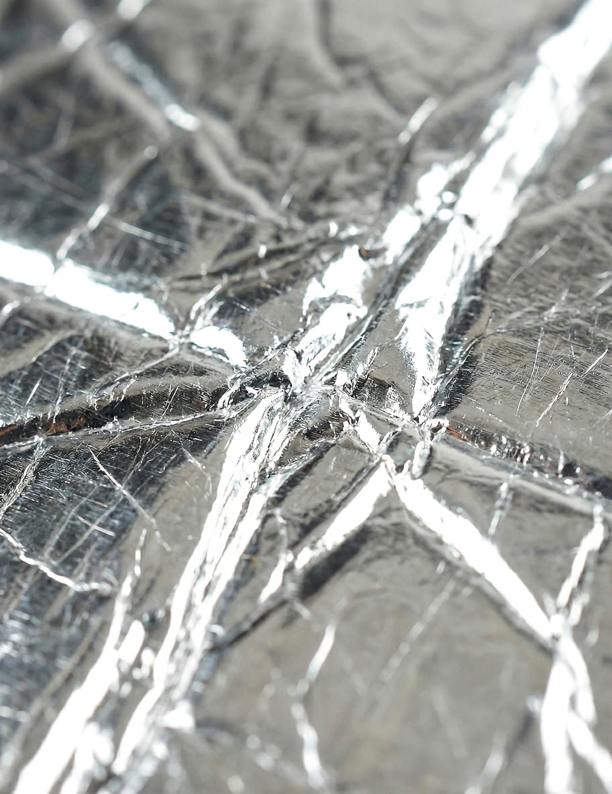 Gros plan sur la texture métallisée argentée du déguisement portion de Vache qui rit