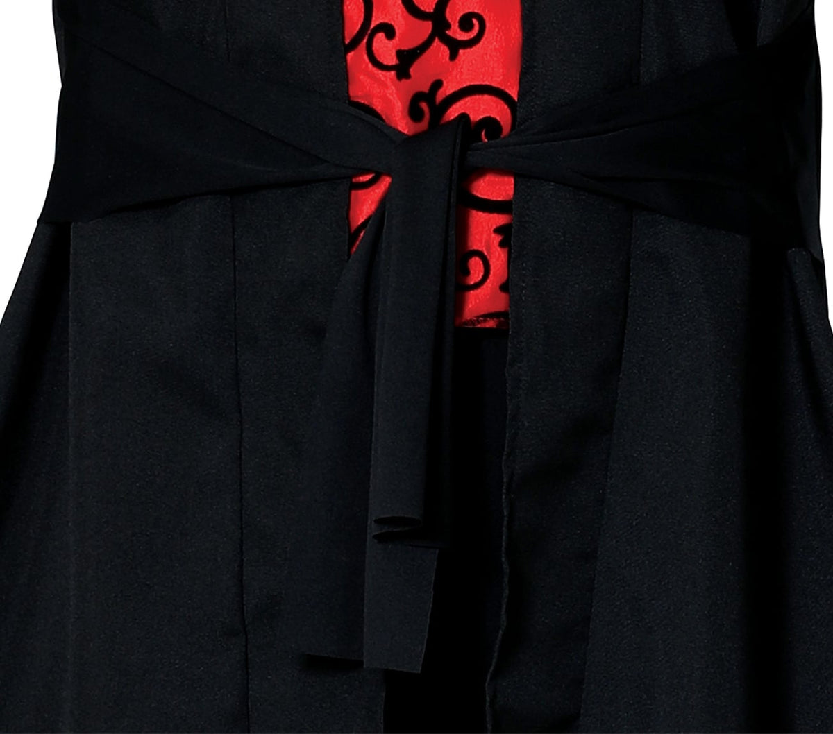 Détail de la ceinture noire nouée du déguisement de prêtre vaudou
