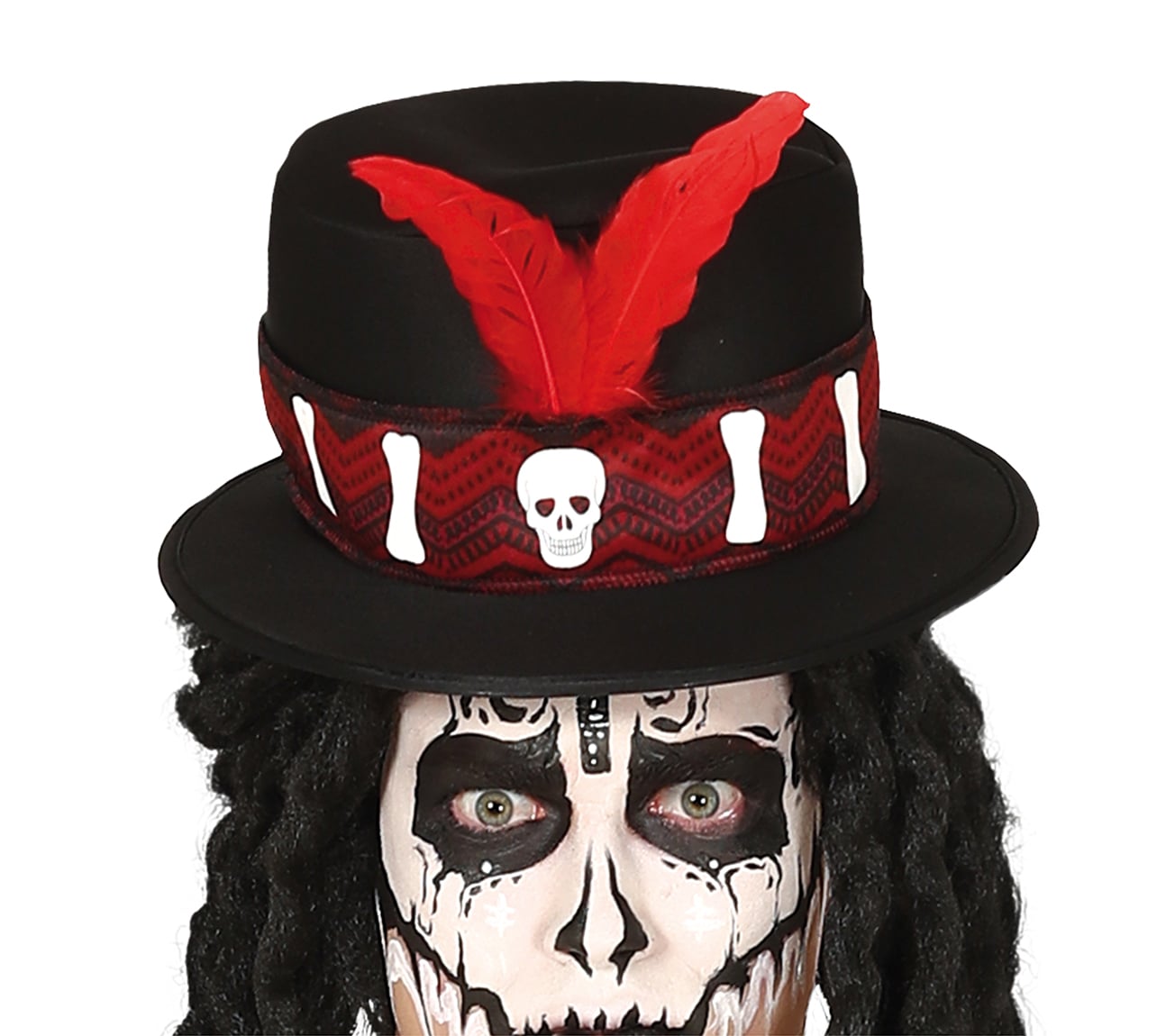 Détail du chapeau avec plumes rouges et tête de mort du déguisement de prêtre vaudou
