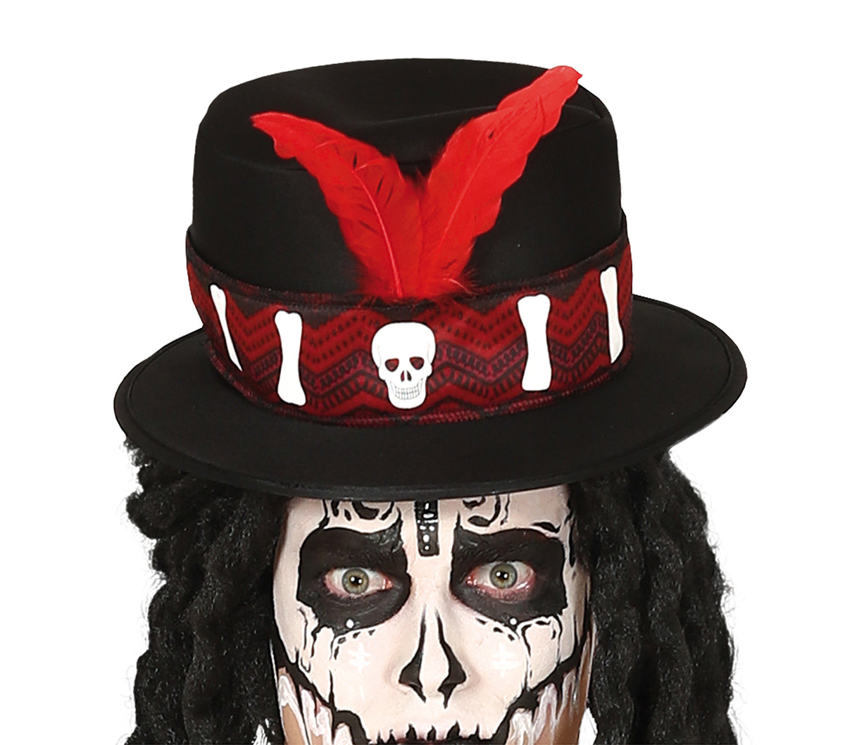 Détail du chapeau avec plumes rouges et tête de mort du déguisement de prêtre vaudou