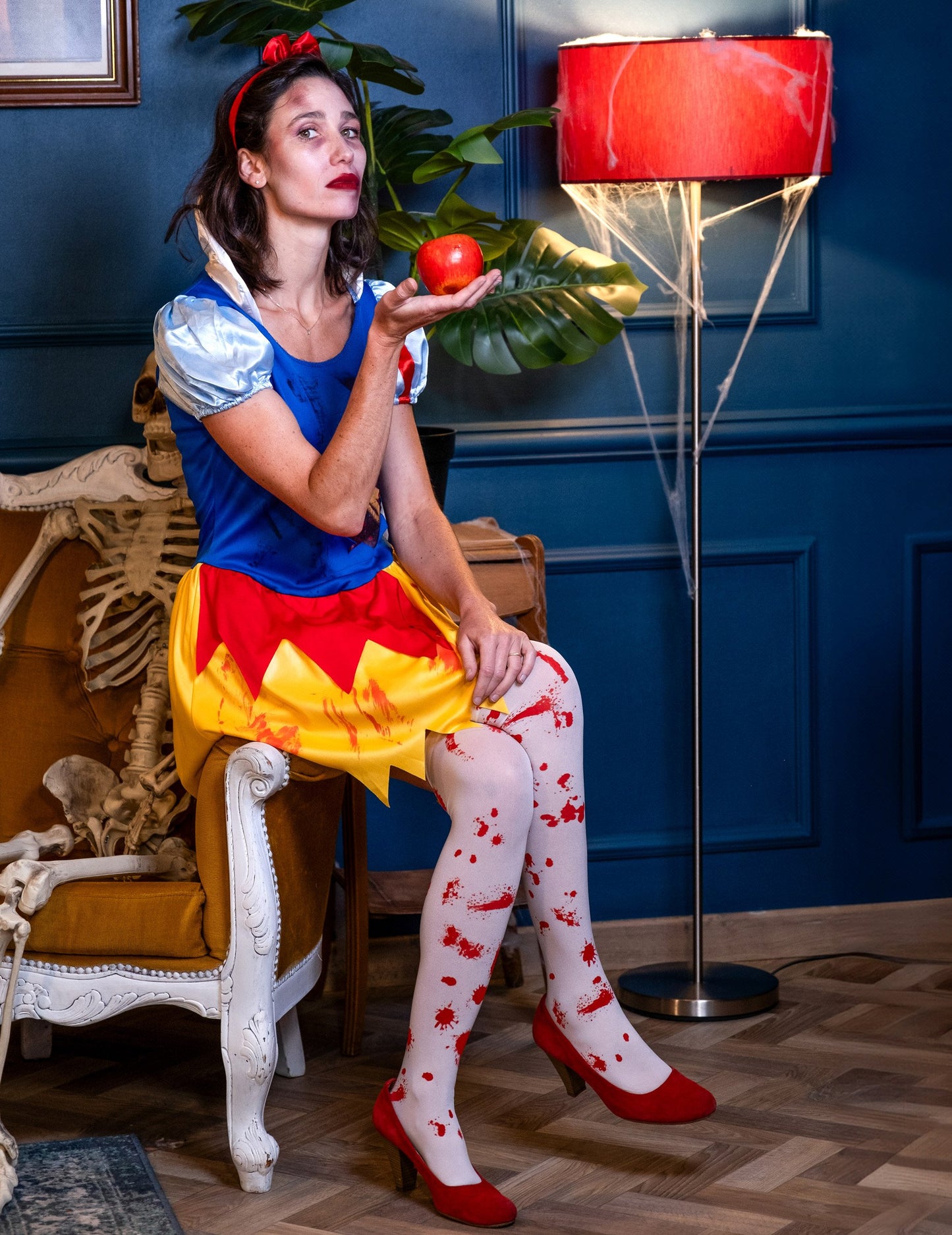 Mise en scène assise avec une pomme du déguisement de princesse empoisonnée en sang