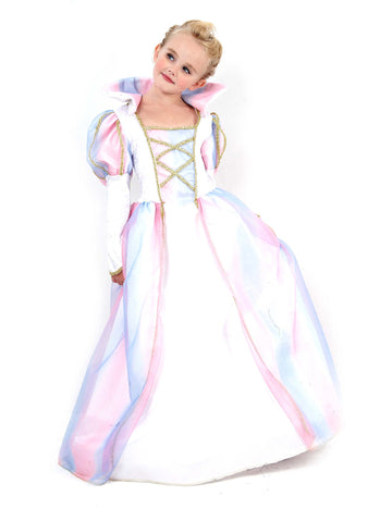 Fată cu costum de prințesă multicoloră