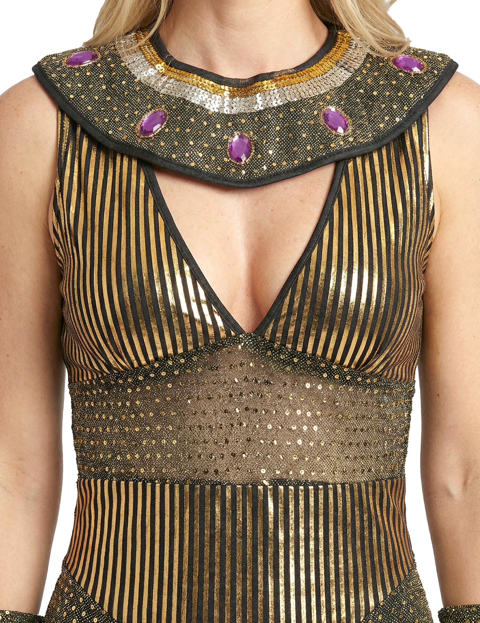 Gros plan sur le col à sequins et bijoux du déguisement de reine du Nil Egypte