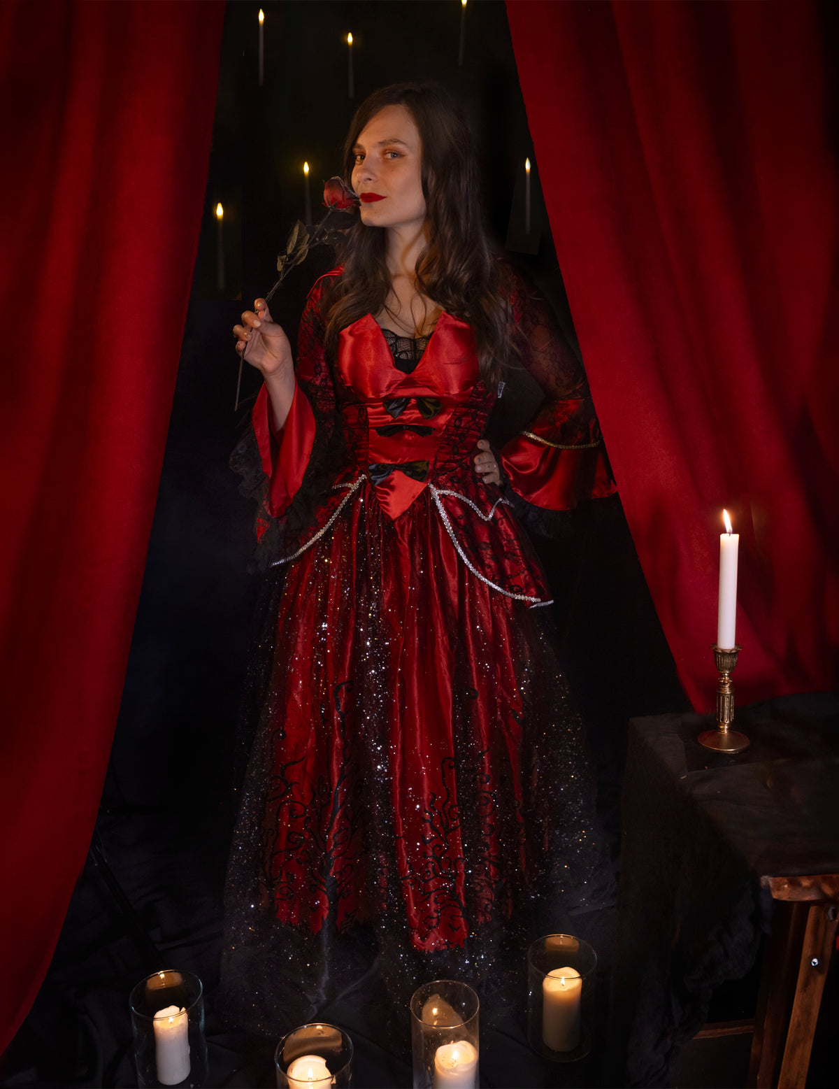 Mise en situation du déguisement reine vampire luxe pour femme