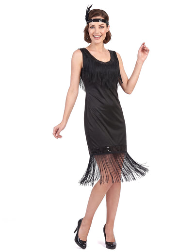 Femeie cu costum de rochie de charleston negru